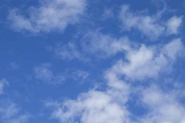 天空中的云。蓝天上的白色、蓬松的云。背景的照片壁纸，为您的桌面或屏幕保护程序在您的手机图片下载