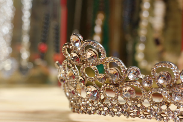 梳妆台上的水晶头饰与背景中的珠宝密切相关图片下载
