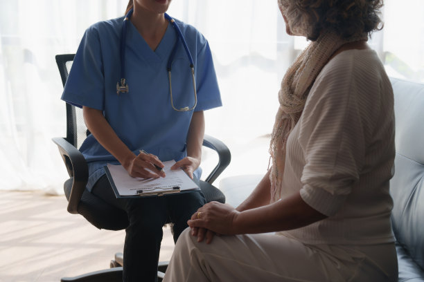 家庭保健护士，与年长成年妇女一起在家进行物理治疗图片下载