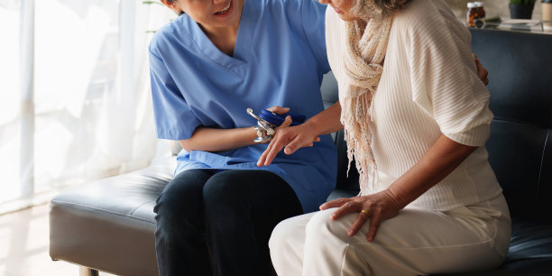 家庭保健护士，与年长成年妇女一起在家进行物理治疗图片下载