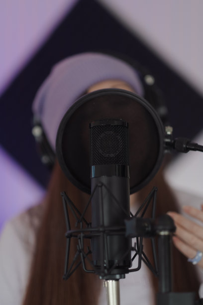 歌手兼词曲作者Criibaby在演播室图片下载