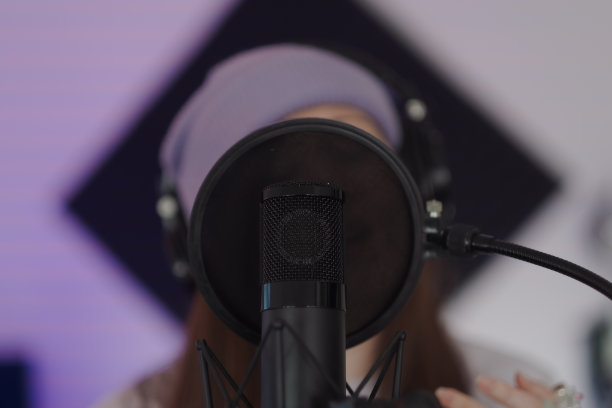 歌手兼词曲作者Criibaby在演播室图片下载