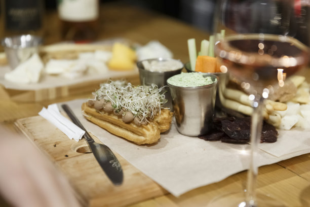 友好的晚餐，酒水和点心图片下载