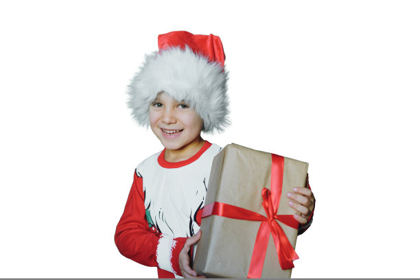 快乐的微笑白人男孩在圣诞老人t恤和帽子拿着一个盒子与圣诞礼物图片下载