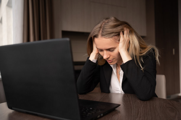 生病的女人在笔记本电脑上工作，头痛累在家办公，偏头痛和月经，健康医疗咨询，电磁辐射图片下载
