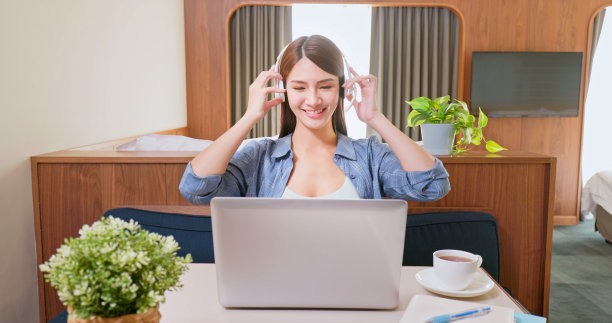 女子用笔记本电脑在线学习图片下载