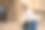 快乐的亚洲台湾女游客享受美丽的大学校园在楼梯附近的老建筑拱门入口门在美国加州大学图片下载