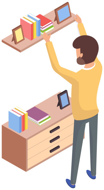 一名男子站在放着相框和书籍的书架旁，在家里的书架上找书图片下载