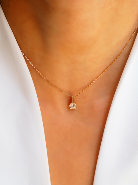 穿着白色夹克的女子脖子上戴着金钻石项链图片下载