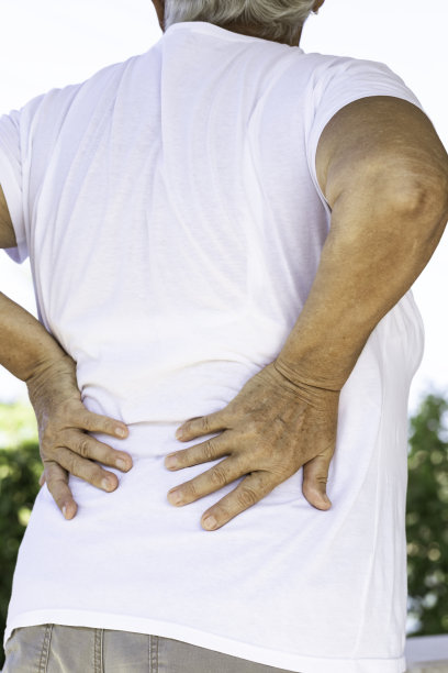 背痛的老年妇女图片下载