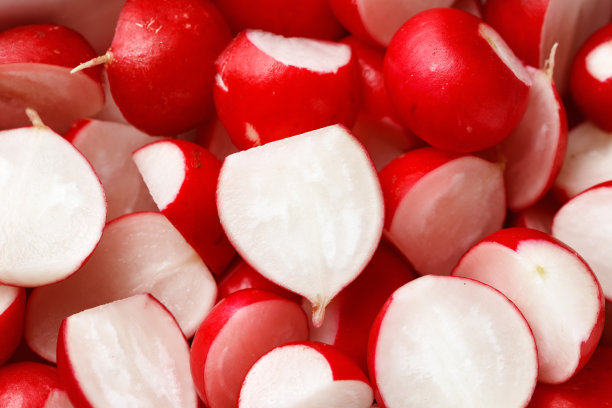 鲜红萝卜切片作底色。健康饮食的概念。春季蔬菜沙拉的配料图片下载