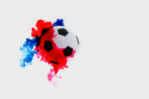 白色背景上红蓝相间的足球。图片下载