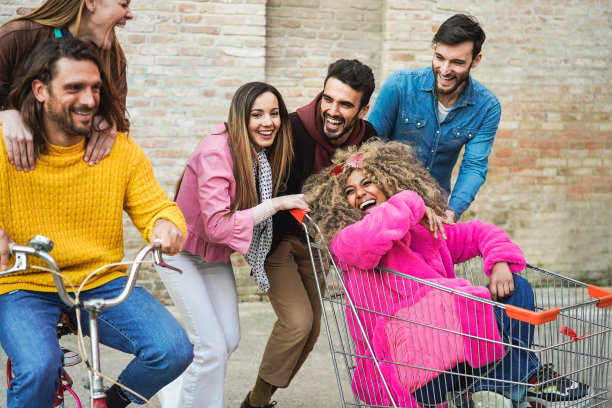 年轻人有乐趣赛车与购物卡丁车和古董自行车-关注非洲女孩的脸图片下载