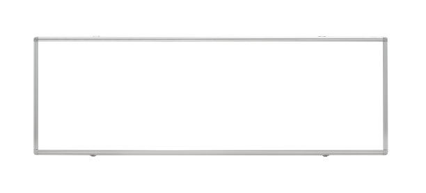 悬挂广告牌模型孤立的白色背景。模板的一个空的信息广告牌，广告横幅占位符和海报与剪辑路径。图片下载