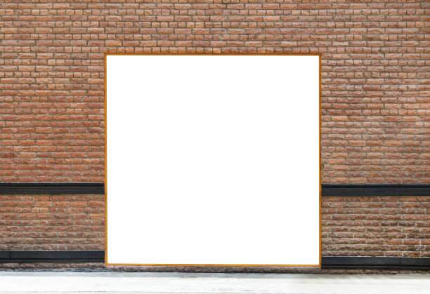 砖墙上的广告牌模型。模板的内部空信息广告牌，一个横幅占位符和海报的模型。图片下载