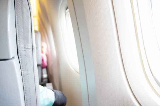飞机内部，飞机客舱的乘客座位，舷窗，飞机内部，机票预订，包机，旅游，旅游和度假图片下载