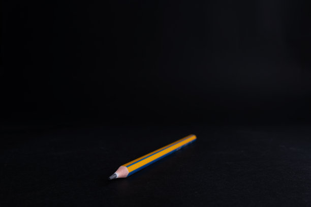 书和铅笔图片下载