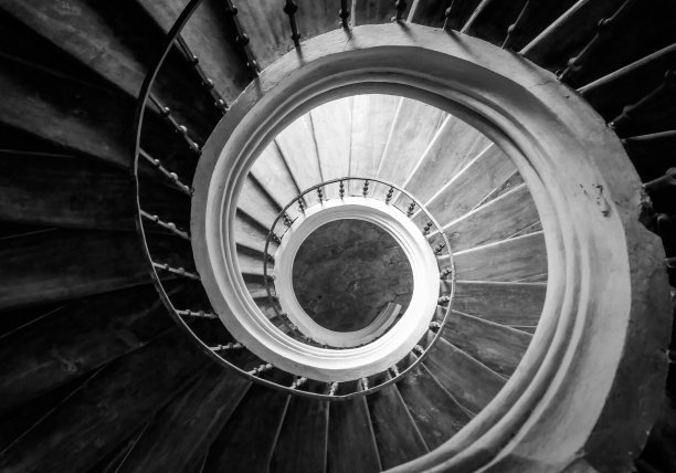 高角度视角的驳船在一个城市的河流图片下载