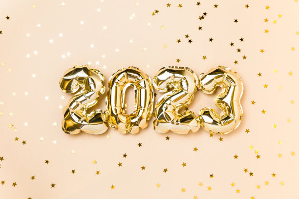 2023年新年气球庆祝卡。2023号金箔氦气球，派对装饰，米色背景金色五彩纸屑星星。平躺，圣诞快乐，节日快乐的概念。图片下载