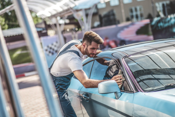 专业的汽车细节师为客户的车辆手工抛光图片下载