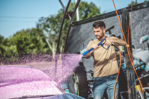 服务站工作人员使用专业设备为客户洗车图片下载
