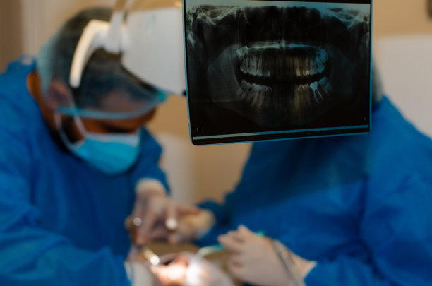 x光片和牙科医生离焦特写图片下载