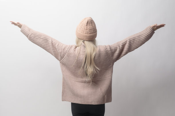 白人年轻女子的肖像穿着毛衣在白色背景图片下载