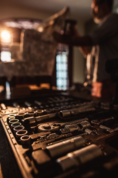 工匠在家里重新坐垫股票照片图片下载