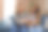 白人中年母亲和她的成年女儿看着相框中的照片图片下载