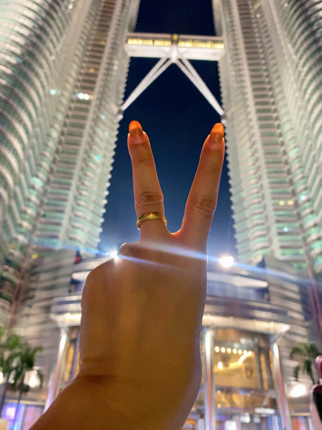 夜晚的城市风光和独自旅行的年轻女子图片下载