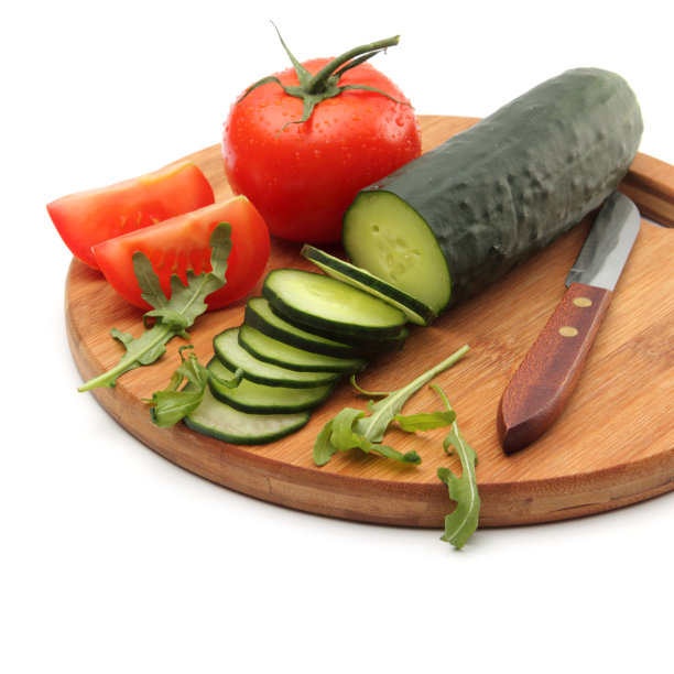 黄瓜和西红柿放在砧板上图片下载