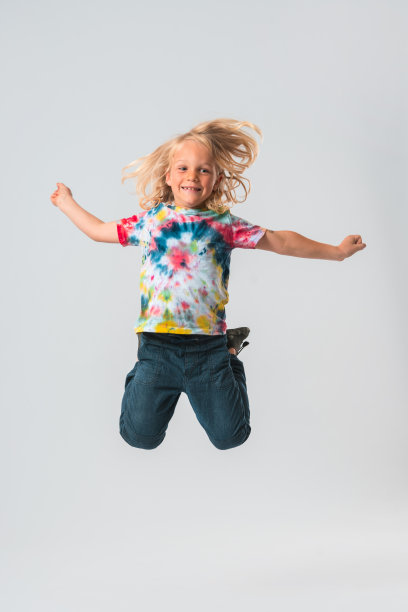 白人学龄男孩Midleap图片下载