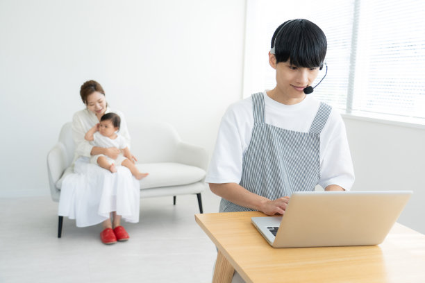 爸爸带着孩子在家远程办公图片下载