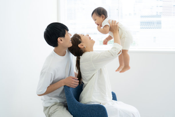 一家人带着孩子在家休息图片下载