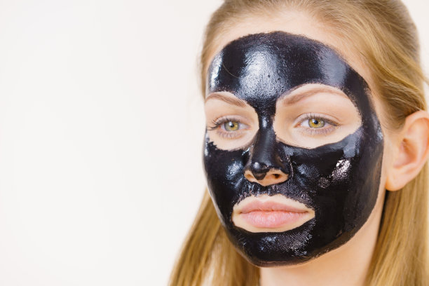女孩把脸上的黑碳皮面膜剥掉图片下载