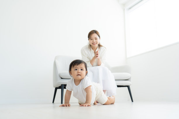 宝宝和妈妈在家休息图片下载