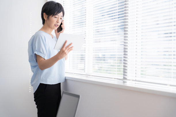 一名日本女子正在操作智能手机图片下载