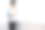 一名日本女子正在操作智能手机图片下载