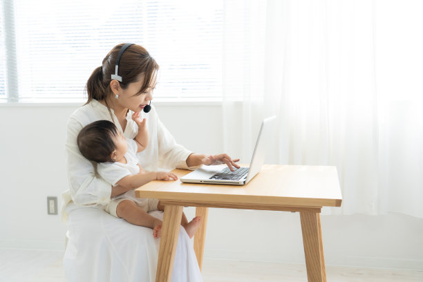 工作时抱着婴儿的母亲图片下载