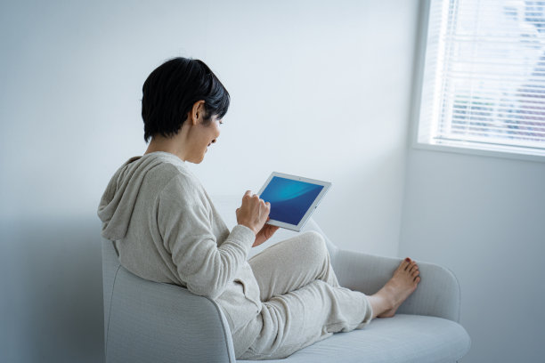 一个大清早工作的女人图片下载