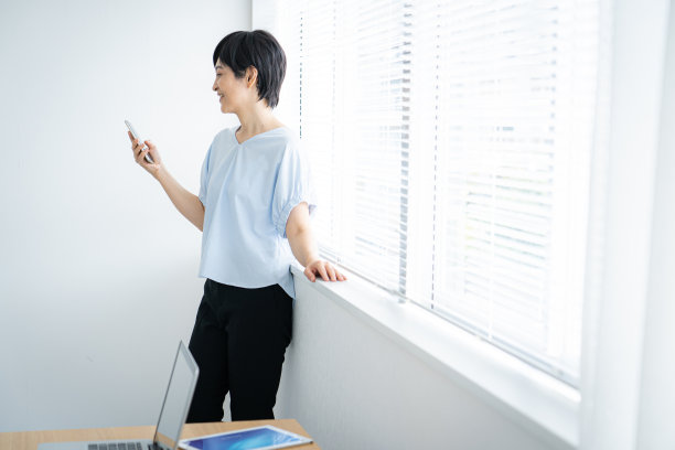 一名日本女子正在操作智能手机图片下载