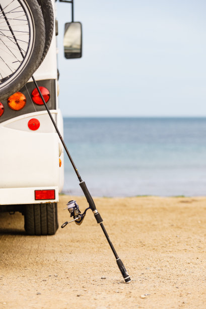 沙滩上的大篷车和鱼竿图片下载