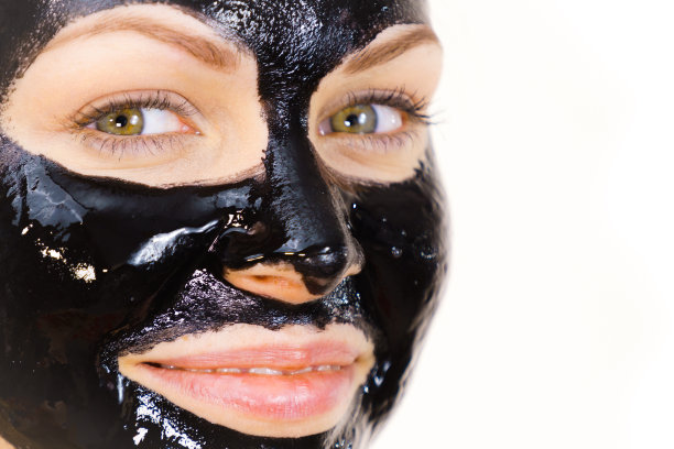 脸上戴着黑色面膜的女子图片下载