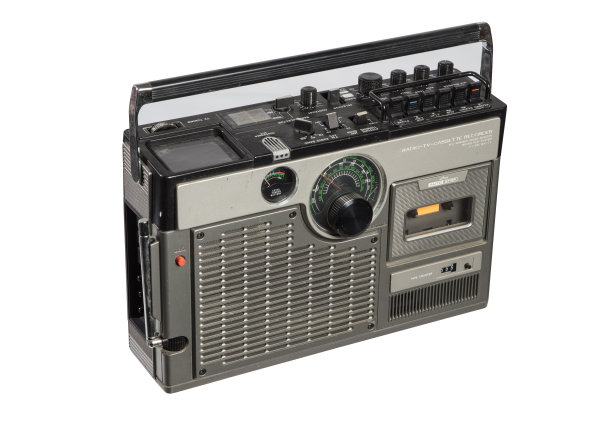 老式收音机被隔离在白色背景上图片下载