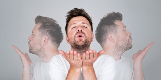 男人用手在空中飞吻，可爱又性感。爱的表达。图片下载