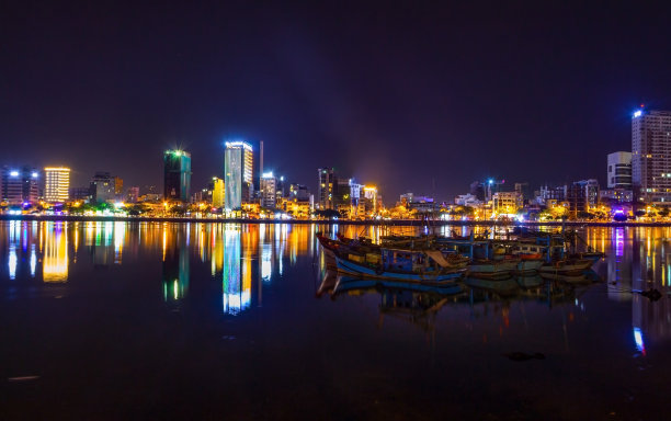 夜间岘港市的倒影图片下载