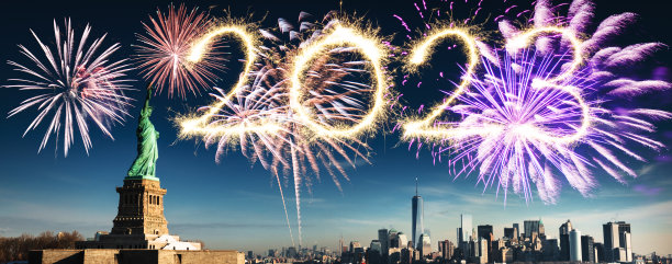 新年前夜放烟花对抗自由女神像图片下载