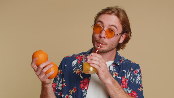 游客年轻人拿着橙子水果维他命健康喝果汁从有机生态秸秆图片下载