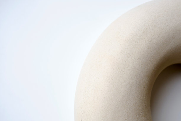 浅色背景上的抽象陶瓷人物。发短信的地方。演示的背景。样本图片下载