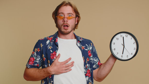 困惑的人焦虑地检查时间，上班迟到，被拖延，最后期限图片下载